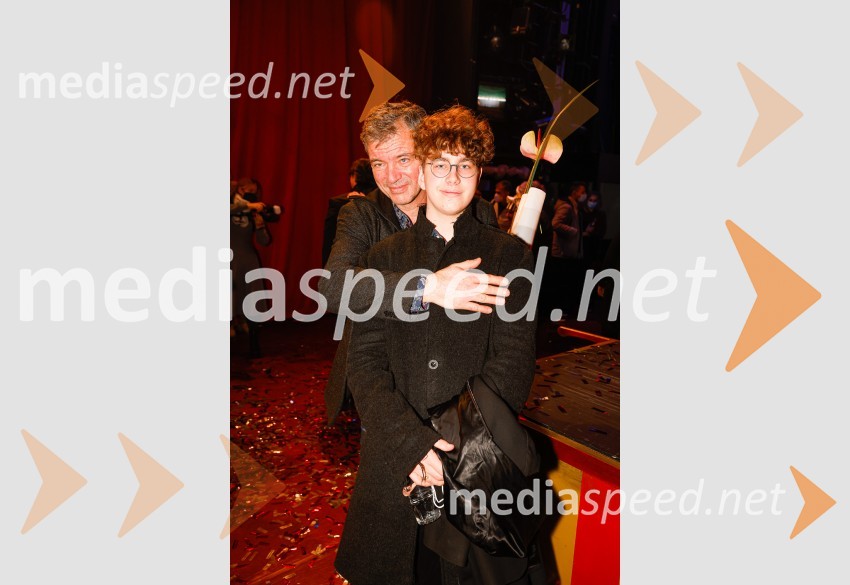  Andrej  Stražišar, scenograf;  Andraž StražišarLjubezenski napoj, premiera opere