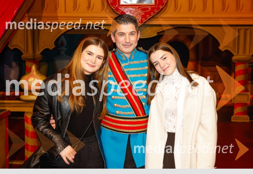 Ivan Andres Arnšek s hčerkamaLjubezenski napoj, premiera opere