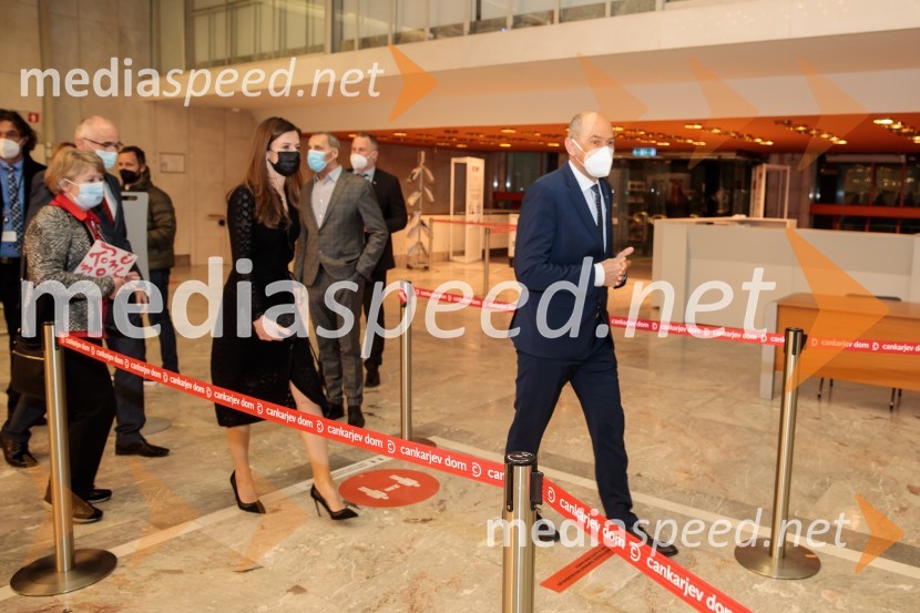  Urška Bačovnik Janša, zdravnica, soproga Janeza Janše;  Janez Janša, predsednik vlade RSTo noč sem jo videl, predpremiera drame SNG Maribor