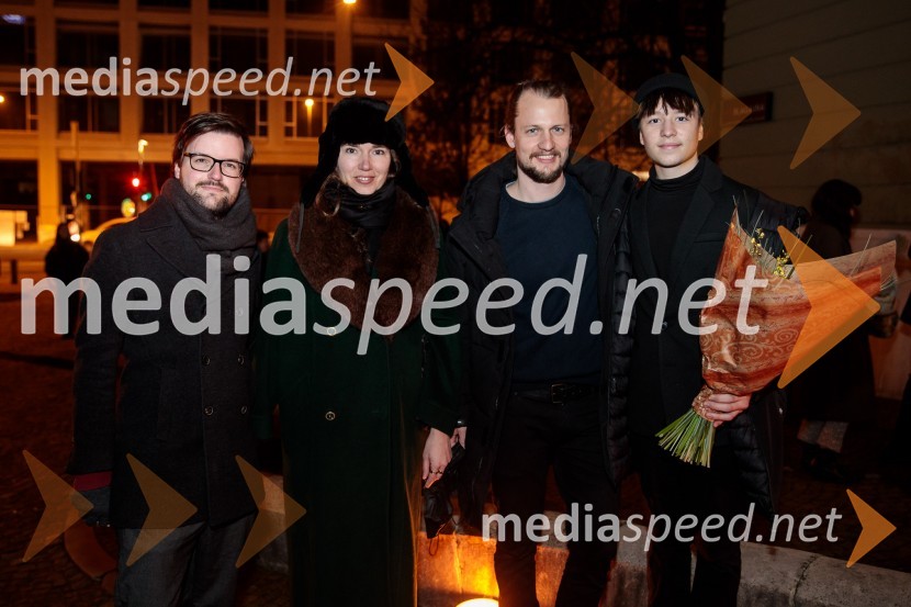  Tin Grabnar, režiser;  Nina Šorak, dramaturginja in režiserka;  Jernej Gašperin, igralec;  Svit ŠturbejParty, premiera v SNG Drama Ljubljana