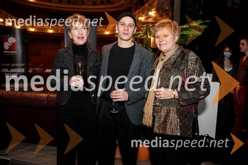  Vesna Jurca Tadel, v.d. ravnateljice SNG Drama Ljubljana;  Timon Šturbej, igralec;  Tina Mahkota, prevajalkaParty, premiera v SNG Drama Ljubljana