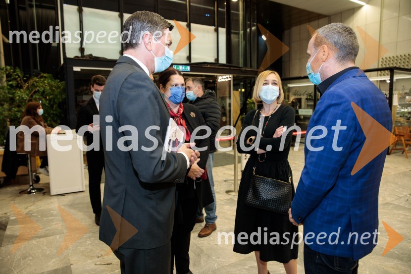  Borut Pahor, predsednik Republike Slovenije;  Uršula Cetinski, generalna direktorica, Cankarjev dom;  ... ;  Danilo Rošker, direktor SNG MariborTo noč sem jo videl, predstava drame SNG Maribor