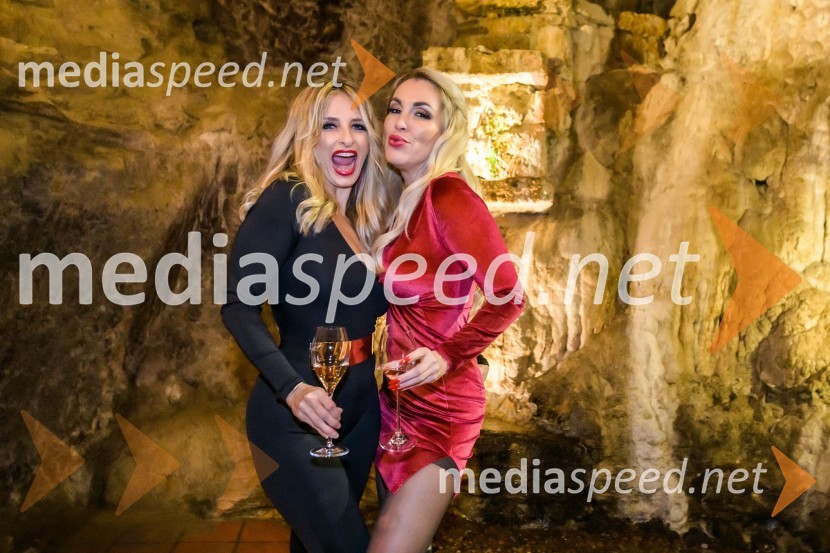  Gordana Grandošek Whiddon, plesalka, lastnica blagovne znamke GGW;  Carmen OsovnikarVražje dame na potepu v Radgonskih goricah