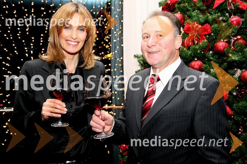 Bernarda Marovt, nekdanja manekenka in Anton Turnšek, direktor Tovarne nogavic PolzelaPolzela, modna revija