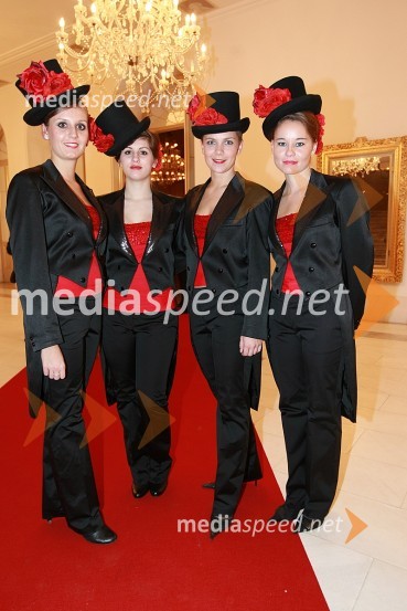HosteseLa Traviata, premiera opere v SNG Maribor