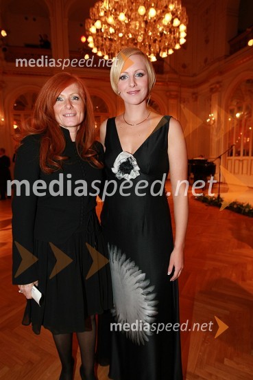 Sonja Žižek Fuis, vodja protokola na Petrolu in Anja Križnik Tomažin, voditeljicaLa Traviata, premiera opere v SNG Maribor