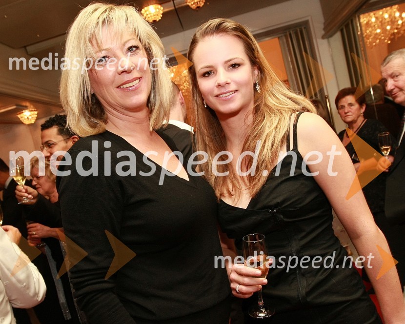 Tatjana Mileta, direktorica GIZ-a in mestna svetnica MOM-a s hčerko KatarinoLa Traviata, premiera opere v SNG Maribor