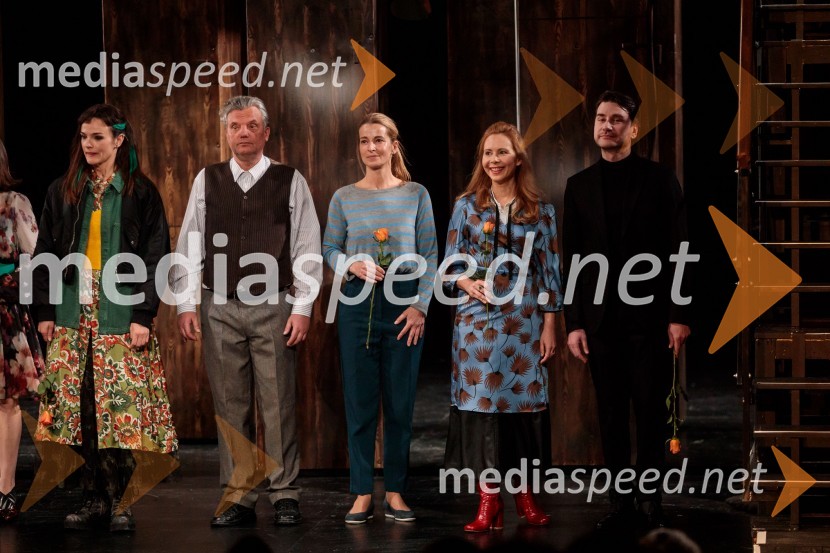  Tina Vrbnjak, igralka;  Valter Dragan, igralec;  Maša Derganc, igralka;  Saša  Mihelčič, igralka;  Saša Tabaković, igralec, nekdanji poslanec SMCVse ok, premiera drame