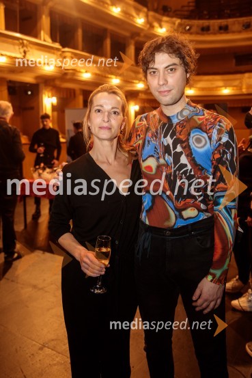  Maša Derganc, igralka;  Benjamin Krnetić, igralecVse ok, premiera drame