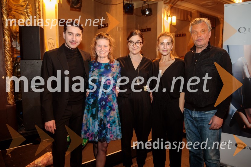  Saša Tabaković, igralec, nekdanji poslanec SMC;  Staša Prah, dramaturginja;  ... ;  Maša Derganc, igralka;  Valter Dragan, igralecVse ok, premiera drame