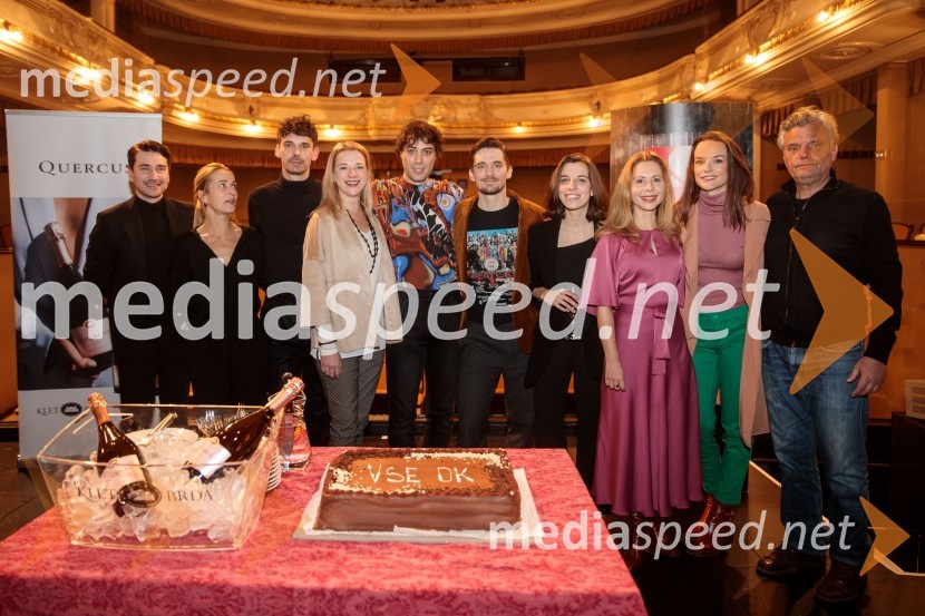  Saša Tabaković, igralec, nekdanji poslanec SMC;  Maša Derganc, igralka;  Nejc Cijan Garlatti, igralec;  Barbara Cerar, igralka;  Benjamin Krnetić, igralec;  Klemen Janežič, igralec ;  Tina Resman, igralka;  Saša  Mihelčič, igralka;  Tina Vrbnjak, igralka;  Valter Dragan, igralecVse ok, premiera drame