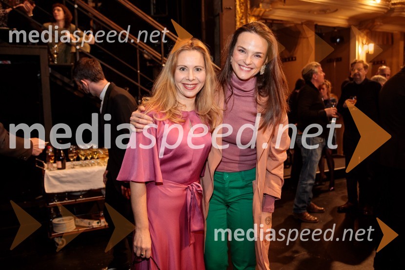  Saša  Mihelčič, igralka;  Tina Vrbnjak, igralkaVse ok, premiera drame