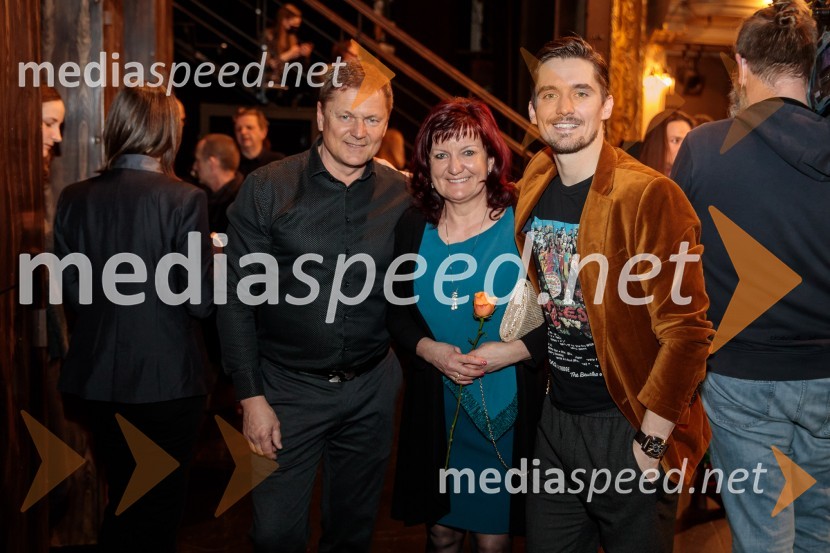 Igralec z očetom in mamoVse ok, premiera drame