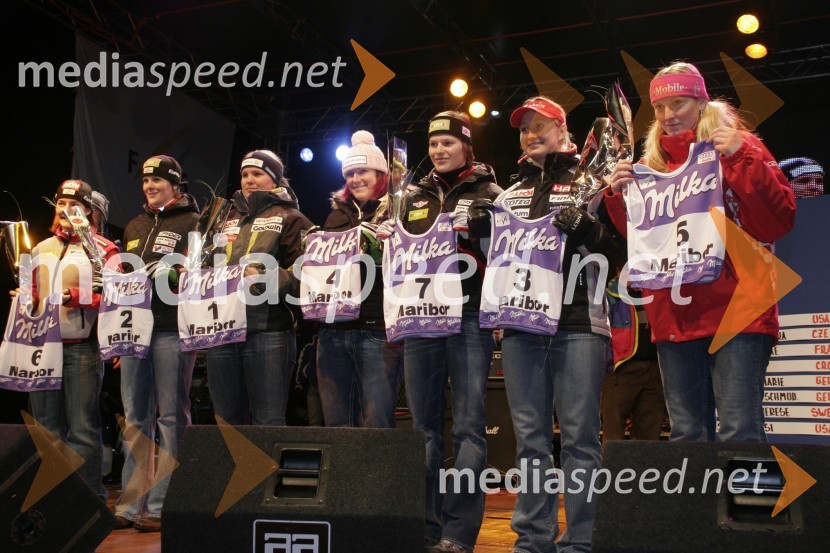 Elitna sedmerica v slalomu: Kathrin Zettel in Nicole Hosp, Avstija, Anja Paerson, Švedska, Kristina Koznick, ZDA, Marlies Schild, Avstrija, Tanja Poutiainen, Finska in Janica Kostelič, Hrvaška
(žrebanje štartnih številk za slalom)42. Zlata lisica