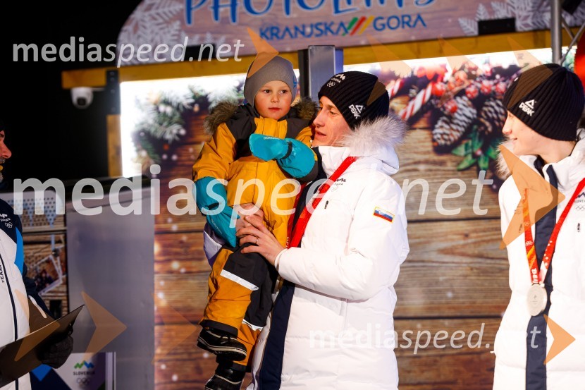 Smučarski skakalec Peter Prevc s sinom Ludvikom&nbsp;Sprejem olimpijcev  v Kranjski Gori