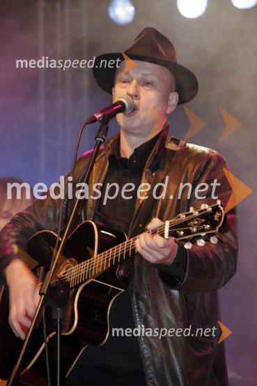 Pevec Vlado Kreslin
(žrebanje štartnih številk za slalom)42. Zlata lisica