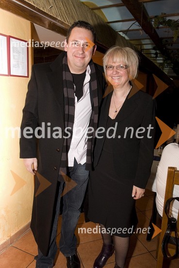 Milan Lebar, vodja ansambla Štrk in Irma Benko, direktorica Podjetja za informiranje, Murska Sobota	 
	50 let Radia Murski val