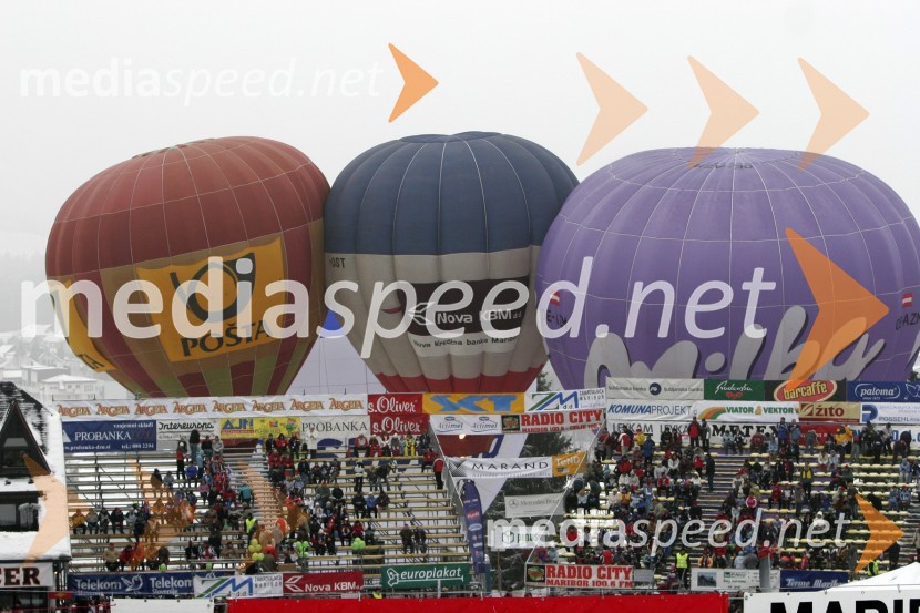 Pogled na glavno tribuno
(nedeljski slalom)42. Zlata lisica