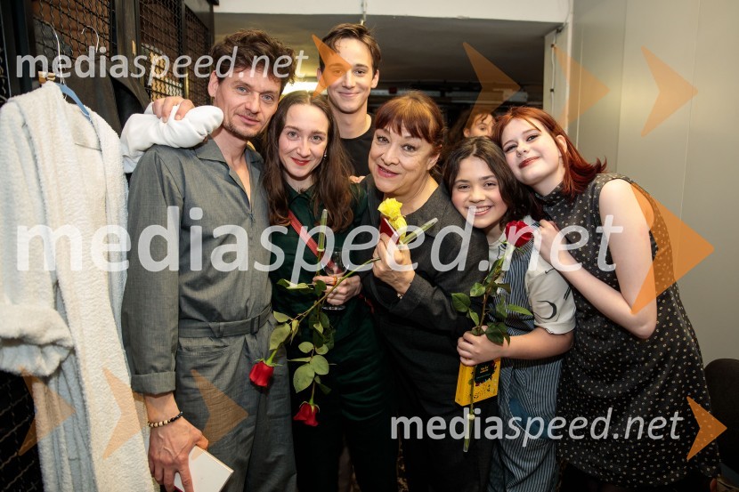  Primož Bezjak, igralec;  Gaja Naja Rojec, dramaturginja;  Jure Šimonka, igralec;  Damjana Černe, igralka;  Indija Stropnik;  Iza NapotnikSvoje usode krojači, premiera avtorskega projekta, Slovensko mladinsko gledališče Ljubljana