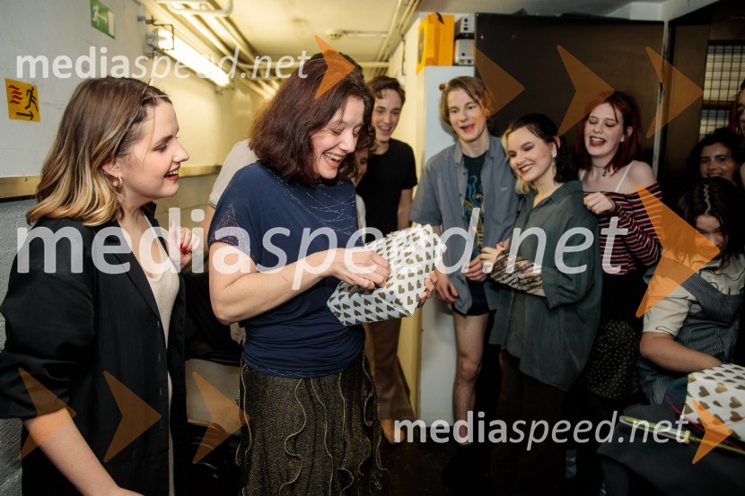  Mija Kramar, igralka;  Ana Duša, pisateljica;  Nace Korošec, selektor mladinske kolesarske reprezentance;  Hana Kunšič;  Iza NapotnikSvoje usode krojači, premiera avtorskega projekta, Slovensko mladinsko gledališče Ljubljana