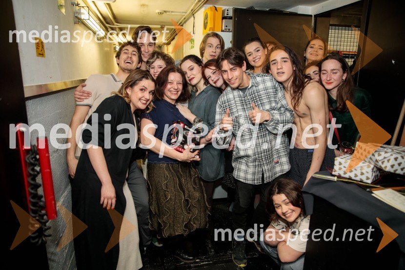  Luka Žerdin;  Mija Kramar, igralka;  Jure Šimonka, igralec;  Ana Duša, pisateljica;  Hana Kunšič;  Iza Napotnik;  Nace Korošec, selektor mladinske kolesarske reprezentance;  Matic Eržen, igralec;  ... ;  Voranc Mandić, igralec;  Indija Stropnik;  Gaja Naja Rojec, dramaturginjaSvoje usode krojači, premiera avtorskega projekta, Slovensko mladinsko gledališče Ljubljana