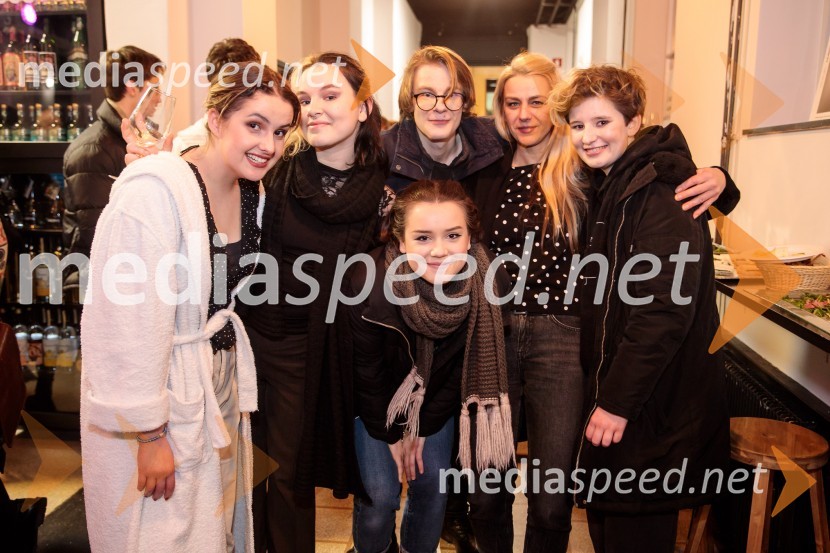  Mija Kramar, igralka;  Hana Kunšič;  Nace Korošec, selektor mladinske kolesarske reprezentance;  ... ;  Slavica  Janošević, kostumografinja;  Ronja Martina UsenikSvoje usode krojači, premiera avtorskega projekta, Slovensko mladinsko gledališče Ljubljana