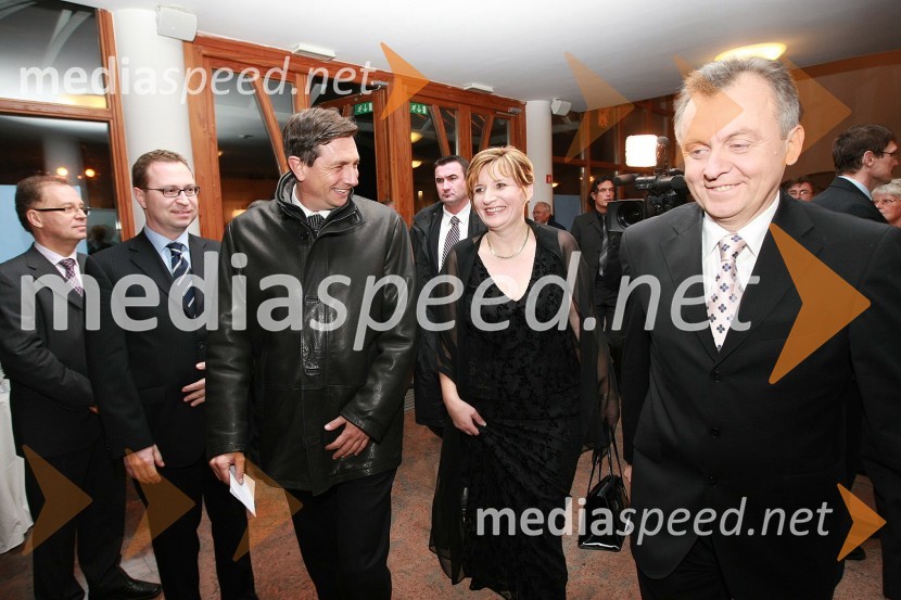 Antonio Rocco, pomočnik generalnega direktorja za radio in televizijo za italijansko narodno skupnost, Marko Filli, pomočnik generalnega direktorja RTV Slovenija za tehniko, investicije in inženiring, Borut Pahor, predsednik vlade RS, Helena Zver, pomočnica generalnega direktorja RTV Slovenija za madžarsko narodno skupnost in Anton Guzej, generalni direktor RTV Slovenija50 let radia MMR in 30 let TV oddaje Hidak - mostovi