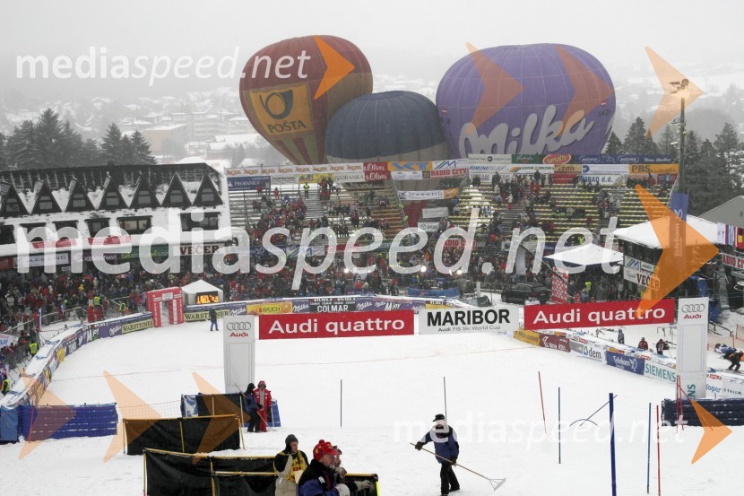 Pogled na cilj, tribuno in hotel Arena (levo)
(nedeljski slalom)42. Zlata lisica