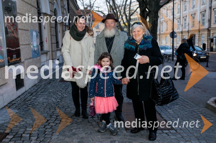 Družina igralke Ajde TomanSkrivno društvo KRVZ v Lutkovnem gledališču Ljubljana