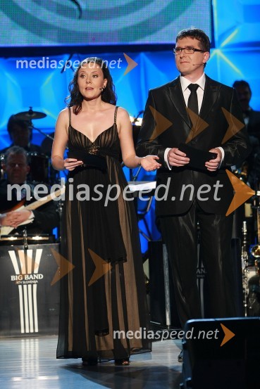 Mirjana Lovrič, odgovorna urednica TV Lendava in Jožef Vegi, odgovorni urednik radia MMR Lendava, povezovalca večera50 let radia MMR in 30 let TV oddaje Hidak - mostovi