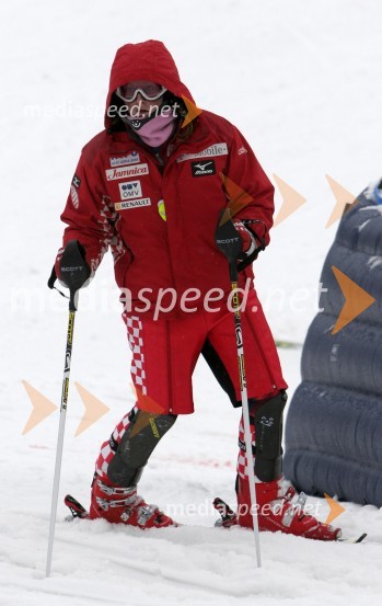 Smučarka Janica Kostelič, Hrvaška, med ogledom proge
(nedeljski slalom)42. Zlata lisica