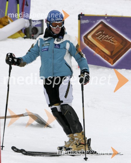 Smučarka Veronika Zuzulova, Slovaška, med ogledom proge
(nedeljski slalom)42. Zlata lisica