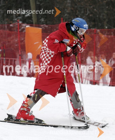 Smučarka Ana Jelušič, Hrvaška, med ogledom proge
(nedeljski slalom)42. Zlata lisica