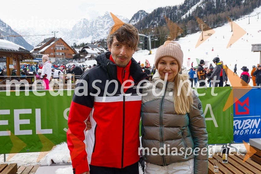  Aljoša Bagola, kreativni direktor, kolumnist, predavatelj in knjižni avtor;  Iva Krajnc Bagola, igralkaVIP smučanje z znanimi Slovenci