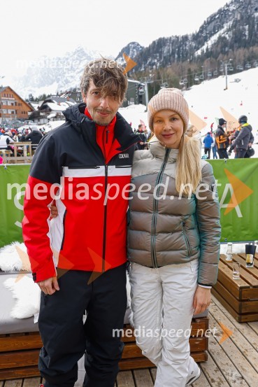  Aljoša Bagola, kreativni direktor, kolumnist, predavatelj in knjižni avtor;  Iva Krajnc Bagola, igralkaVIP smučanje z znanimi Slovenci