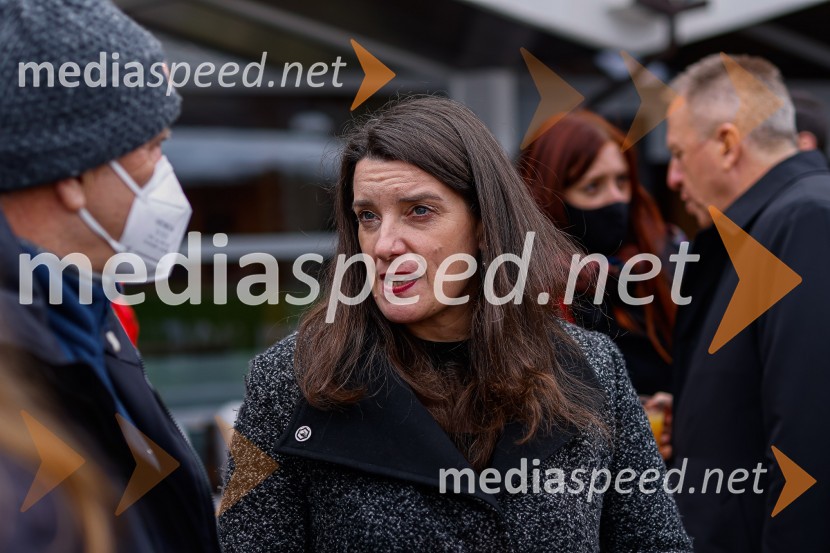 dr. Simona Kustec, ministrica za izobraževanje, znanost in športVIP smučanje z znanimi Slovenci