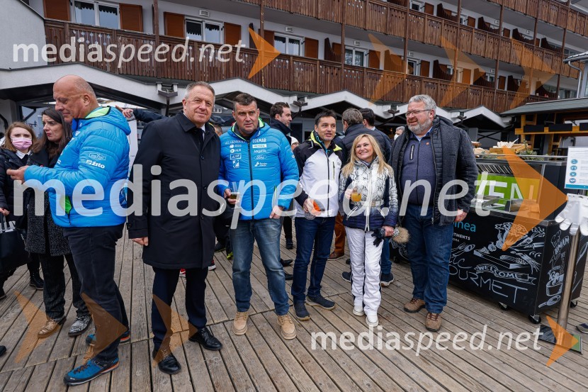 Zdravko Počivalšek, minister za gospodarski razvoj in tehnologijo;  Janez Bijol,  direktor podjetja Bijol d.o.o.;  Blaž Veber, LTO Kranjska Gora;  Nuša Derenda, pevka;  Janez Hrovat, župan občine Kranjska GoraVIP smučanje z znanimi Slovenci
