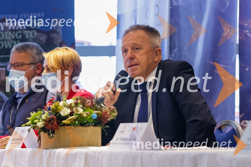  Zdravko Počivalšek, minister za gospodarski razvoj in tehnologijoVIP smučanje z znanimi Slovenci