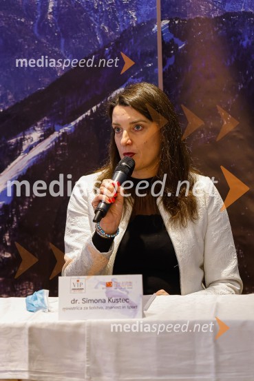 dr. Simona Kustec, ministrica za izobraževanje, znanost in športVIP smučanje z znanimi Slovenci