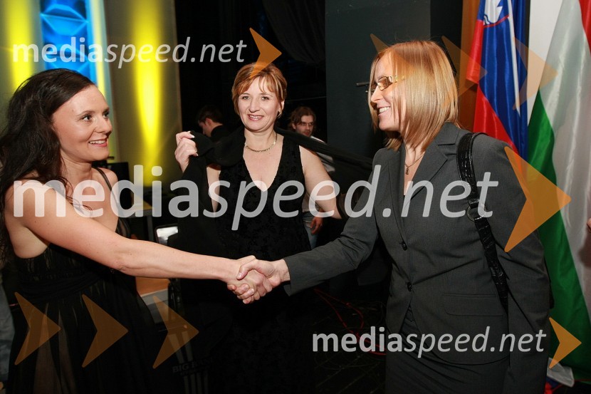 Mirjana Lovrič, odgovorna urednica TV Lendava in povezovalka večera, Helena Zver, pomočnica generalnega direktorja RTV Slovenija za madžarsko narodno skupnost in Cvetka Žirovnik, pomočnica generalnega direktorja RTV Slovenija za organizacijo, kadre in izobraževanje50 let radia MMR in 30 let TV oddaje Hidak - mostovi