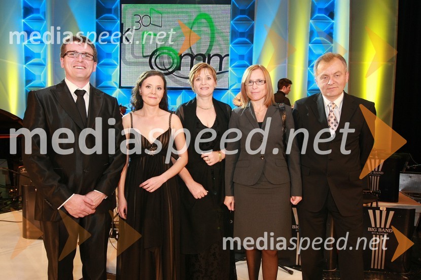 Jožef Vegi, odgovorni urednik radia MMR Lendava in Mirjana Lovrič, odgovorna urednica TV Lendava, povezovalca večera, Helena Zver, pomočnica generalnega direktorja RTV Slovenija za madžarsko narodno skupnost, Cvetka Žirovnik, pomočnica generalnega direktorja RTV Slovenija za organizacijo, kadre in izobraževanje in Anton Guzej, generalni direktor RTV Slovenija50 let radia MMR in 30 let TV oddaje Hidak - mostovi