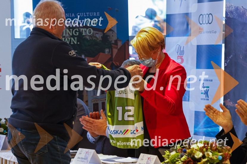  ... ;  Ilona Stermecki, v.d. direktorice podjetja STOVIP smučanje z znanimi Slovenci