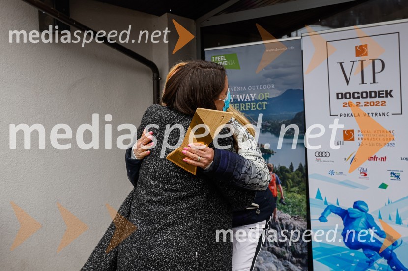 dr. Simona Kustec, ministrica za izobraževanje, znanost in šport;  Nuša Derenda, pevkaVIP smučanje z znanimi Slovenci