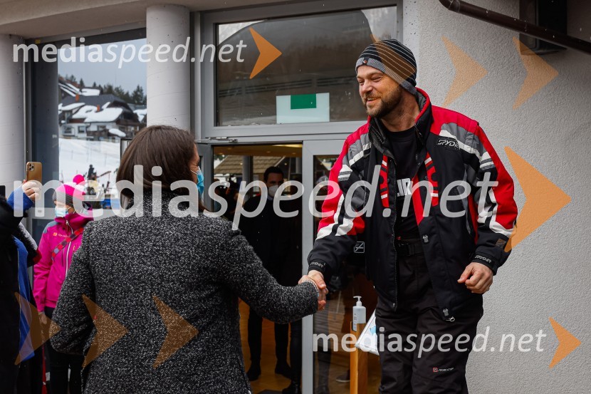 dr. Simona Kustec, ministrica za izobraževanje, znanost in šport;  Matjaž Ravnikar, skupine FlirrtVIP smučanje z znanimi Slovenci