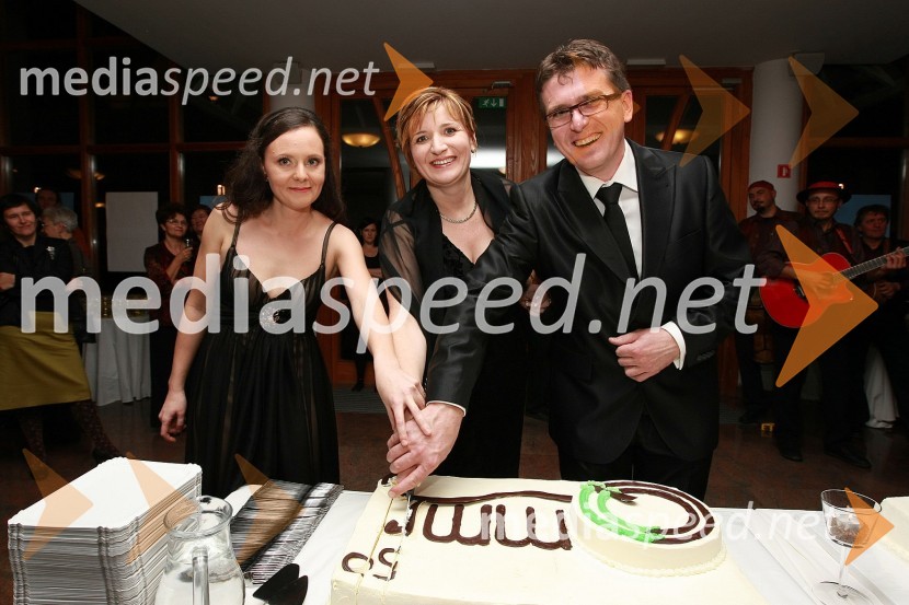 Mirjana Lovrič, odgovorna urednica TV Lendava in povezovalka večera, Helena Zver, pomočnica generalnega direktorja RTV Slovenija za madžarsko narodno skupnost in Jožef Vegi, odgovorni urednik radia MMR Lendava50 let radia MMR in 30 let TV oddaje Hidak - mostovi