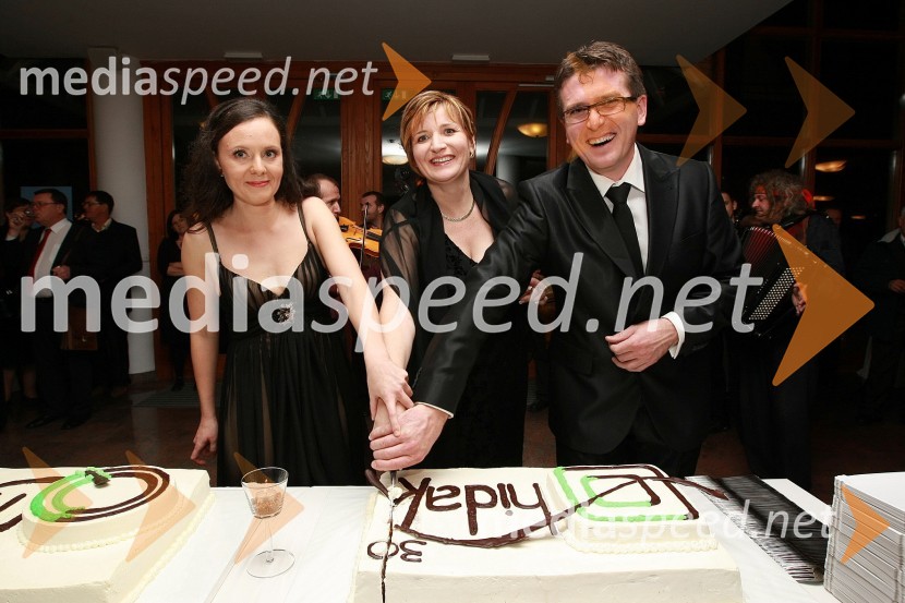 Mirjana Lovrič, odgovorna urednica TV Lendava in povezovalka večera, Helena Zver, pomočnica generalnega direktorja RTV Slovenija za madžarsko narodno skupnost in Jožef Vegi, odgovorni urednik radia MMR Lendava50 let radia MMR in 30 let TV oddaje Hidak - mostovi