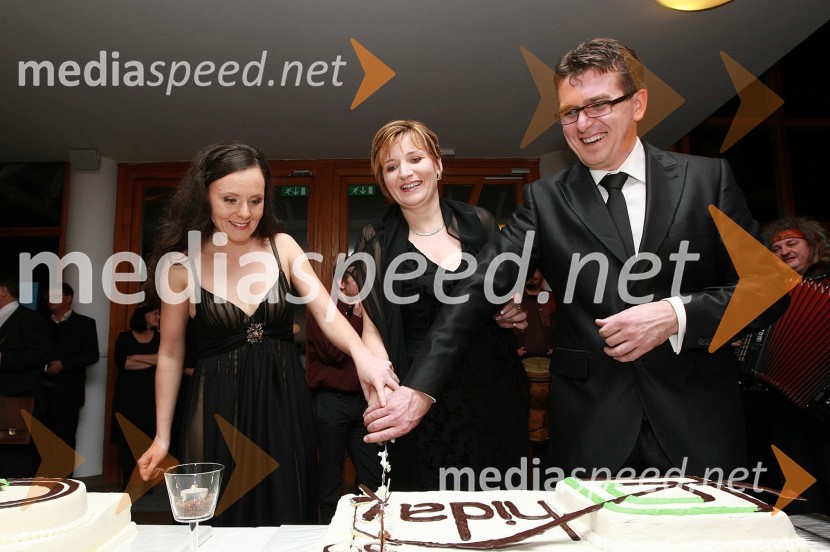 Mirjana Lovrič, odgovorna urednica TV Lendava in povezovalka večera, Helena Zver, pomočnica generalnega direktorja RTV Slovenija za madžarsko narodno skupnost in Jožef Vegi, odgovorni urednik radia MMR Lendava50 let radia MMR in 30 let TV oddaje Hidak - mostovi