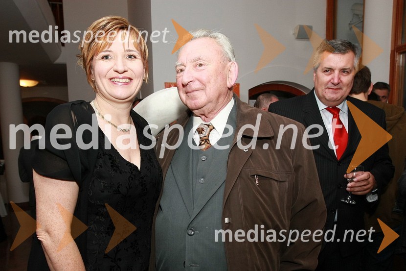 Helena Zver, pomočnica generalnega direktorja RTV Slovenija za madžarsko narodno skupnost in Albert Ábrahám, prvi in še aktivni napovedovalec radia MMR
50 let radia MMR in 30 let TV oddaje Hidak - mostovi