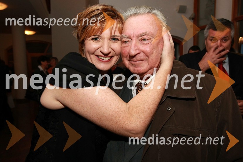 Helena Zver, pomočnica generalnega direktorja RTV Slovenija za madžarsko narodno skupnost in Albert Ábrahám, prvi in še aktivni napovedovalec radia MMR
50 let radia MMR in 30 let TV oddaje Hidak - mostovi