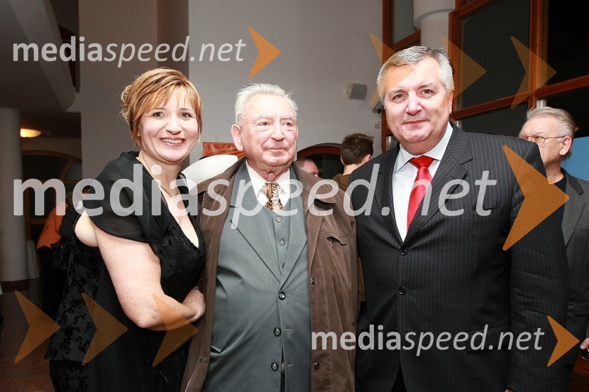 Helena Zver, pomočnica generalnega direktorja RTV Slovenija za madžarsko narodno skupnost, Albert Ábrahám, prvi in še aktivni napovedovalec radia MMR in József Czukor, veleposlanik republike Madžarske v Sloveniji
50 let radia MMR in 30 let TV oddaje Hidak - mostovi